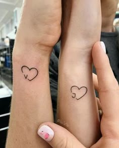 Las iniciales del otro dentro de un corazón, ¿qué puede ser más profundo y romántico? Una de las mejores ideas de tatuajes a juego para parejas. Matching Bff Tattoos, Matching Friend Tattoos, Tattoos Nature, Cute Couple Tattoos, Tattoo Placements, Tato Henna, Couple Tattoos Unique, Couples Tattoo Designs, Tattoo Meanings