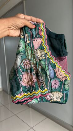 Blouse Design For Floral Saree, Flower Saree Blouse Design, Saree Cut Work Designs, Floral Print Blouse Designs, Painted Blouse Designs, Design Blouse Patterns, Hand Painted Blouse Designs, Printed Blouse Design, Embroidery Designs For Sarees