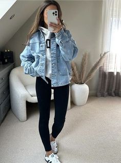 Theme Park Outfit Autumn, Casual Breakfast Date Outfit, Jen Reed Sister Studio Outfits, Fall Outfits Sneakers Casual, Autumn Outfits Mom Jeans, Casual Mom Legging Outfits, Outfit Ideas Blazer Casual, Mom Outfit Leggings, Sambas Leggings Outfits