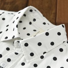 Unser Antonios Shirt Dot Print aus reiner Baumwolle ist die ideale Kombination aus Eleganz, Komfort und Atmungsaktivität. Dieses zeitlose Kleidungsstück hat ein flexibles Punktmuster, das zu allem passt und eine wichtige Ergänzung für Ihre legere oder halbformale Garderobe darstellt.

Dieses Hemd aus einer hochwertigen Leinen-Baumwoll-Mischung ist unübertroffen weich und atmungsaktiv und sorgt dafür, dass Sie den ganzen Tag über bequem und kühl bleiben. Der lockere Schnitt dieses langärmeligen H Collared Cotton Polka Dot Tops, Polka Dot Cotton Collared Top, Collared Polka Dot Cotton Top, Polka Dot Collared Cotton Top, Polka Dot Cotton Blouse With Button Closure, Cotton Polka Dot Shirt With Button Closure, Polka Dot Cotton Shirt For Spring, Spring Cotton Polka Dot Shirt, Polka Dot Cotton Shirt With Button Closure