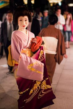 If you ask politely, Maiko-san and Geiko-san might pose for you, but never be insistent or rude or get in their way. When you see them, they're at work; treat them as professionals. Also, never photograph their clients. Beautiful Geisha, Kabuki Costume, Japanese Outfits