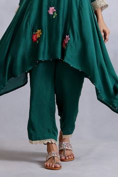 Emerald green asymmmetric kurta with floral embroidery and lace details. Paired with a pant and inner. - Aza Fashions Kurta Pant Set, Embroidered Neckline, Women Kurta, Kurta With Pants, Pants Pattern, Embroidered Silk, Pant Set, Set Women, Green Cotton