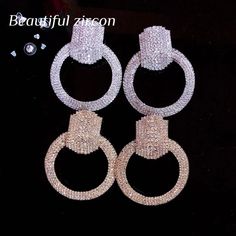 Boucles d'oreilles en strass - Boucles d'oreilles en cristal brillant pour bijoux pour femmes

 Ajoutez de l'éclat à votre look de fête avec ces boucles d'oreilles européennes et américaines en strass à grand cercle. Dotées de cristaux brillants sertis dans un design circulaire glamour, ces boucles d'oreilles sont parfaites pour ajouter une touche d'élégance à n'importe quelle tenue. Que vous assistiez à un événement formel ou que vous ajoutiez simplement un peu de bling à votre look de tous les jours, ces boucles d'oreilles de fête élégantes ne manqueront pas de faire tourner les têtes. L'accessoire parfait pour les femmes avant-gardistes, ces boucles d'oreilles en strass font un excellent cadeau pour la femme élégante de votre vie.

 Style: Classique

 Forme \ motif : rond

 Type de mét Afrikaanse Mode, Stylish Party, Party Earrings, Copper Material, Rhinestone Jewelry, Rhinestone Earrings, Ladies Party, Gold Style, Shape Patterns