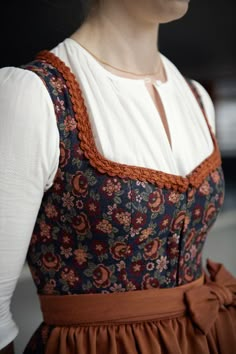 Fuchsdeifeswuid Dirndl fertigt fair, nachhaltig, limitiert und Regional hochwertige Dirndl und Trachten  Dirndl 'Kochelsee'  Bluse 'Traunstein' Dirndl Pattern, Vintage Outfits Women, Folklore Fashion, Aesthetics Outfits, Polish Clothing, German Dress, Fair Outfits, Dirndl Dress, Fantasy Fashion