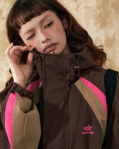 A nylon jacket that matches this season's trendy sports mix.

The lightweight and smooth fabric feels extremely comfortable.

It has a sporty look that makes it look like this year.

◾️Model
Height/Weight: 160cm/42kg
Try-on size: L




Size (cm)
Length
Shoulder
Chest
袖丈


S
70
62.5
136
56


M
72
64
140
57


L
74
65.5
144
58


XL
76
67
148
59 Nylon Athleisure Hooded Jacket For Outdoor, Nylon Techwear Track Jacket For Sports, Sporty Nylon Parka With Detachable Hood, Casual Brown Nylon Outerwear, Nylon Windbreaker With Detachable Hood In Athleisure Style, Athleisure Nylon Windbreaker With Detachable Hood, Sporty Windproof Outerwear, Sporty Streetwear Parka For Fall, Sporty Fall Streetwear Parka