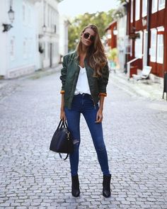 Bomber Jackets: 15 Inspiring and Super Modern Outfits Bowling Outfit, Outfits Jeans, Look Jean, Khaki Jeans, Chic Fall Outfits, Looks Street Style, Outfit Trends, Sporty Chic, Inspired Outfits