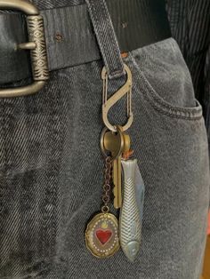 Carabiner Keychain Aesthetic Outfit, Aesthetic Keys With Keychain, Carabeaner Keychain, Cool Carabiner, Aesthetic Carabiner, Cute Key Chains Aesthetic, Cute Carabiner, Carabiner Aesthetic, Carabiner Ideas