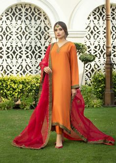 Burnt orange Rawsilk kaftan kurta with handwork on neckline & embalishments on slevees and front & back ghaira chak with tilla, zardozi & dabka. Paried with a bright Fuscia colored embossed organza duppata with emerald green borders & similar work on 4 sides. Pakistani Summer Dresses, Orange Kaftan, Organza Outfit, Kaftan Kurta, Black Frock, Designer Summer Dresses, Embroidered Shirt Dress, Tandoori Masala, Kurti Embroidery Design