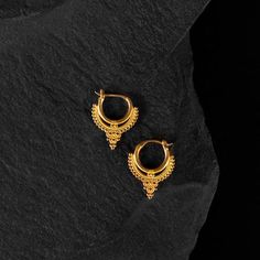 An intricate realm unfolds with these hoop earrings. Featuring a crown-shaped ring adorned with a traditional beaded pattern, they exude a unique touch of individuality. Enhanced by granules, these earrings serve as a testament to the exquisite artistry of granulation. Design: by NOIR KĀLA Material: 22k Gold Vermeil (3 microns) Diameter: 10 mm Size: 20 mm x 25 mm Weight: 3 g (pair) Ear Cuff Piercing, Motifs Perler, Hoop Earrings Gold, Vermeil Jewelry, Brass Jewelry, Silver Pieces, 22k Gold, Earrings Gold, Hair Jewelry