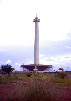 there is a very tall monument in the field