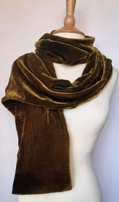 Luxurious and incredibly soft multi-coloured hand sprayed moss, olive and gold silk velvet scarf. Extremely versatile, ideal for wrapping up in the cold weather and adds a glamorous touch to every outfit, whether it's casual or dressing up for an special occasion.  This will be perfect as a gift or a treat for yourself.  Composition 18% Silk and 82% Viscose Olive And Gold, Scarf Diy, Velvet Scarf, Diy Scarf, Gold Silk, Linen Style, Velvet Fashion, Craft Set, Silk Velvet