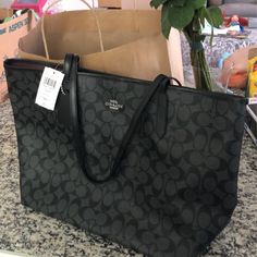 Coach Brand New With Tags Signature City Tote In Black/ Graphite. Coach Bag Blck, Handbags For School Tote Bags, Totes For College, Back To School Tote Bags, Coach Laptop Bag, Coach Tote Bag Aesthetic, Coach City Tote Bag, Coach School Bag, Big Coach Bag