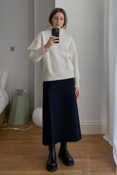 Midi Dress And Jumper Outfit, Midi Skirt Autumn Outfit, Long Skirt Autumn Outfit, Long Skirt Work Outfit, Jumper Over Dress, Midi Skirt Work Outfit, Work Outfit Skirt, Skirt Midi Outfit, Outfits With Midi Skirts