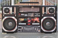 an old fashioned boombox with speakers on it