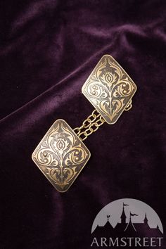 Brass cloak fibula "Knight of Fortune". Available in: brass, stainless :: by medieval store ArmStreet Medieval Oc, Mrs Claus Costume, Targaryen Princess, Medieval Cape, Middle Ages History, Accessories Drawing, Medieval Cloak, Medieval Pattern, Viking Costume