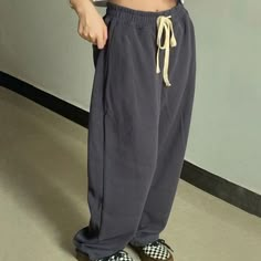 Baggy Tracksuit Pants, Baggy Sweatpants Outfit, Street Preppy, Baggy Sweats, Sweatpants Baggy, Loose Sweatpants, Baggy Sweatpants, 2 Piece Skirt Set, Skirt And Sneakers