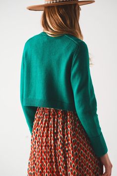 Evoking memories of the 90s, this high neck cropped green jumper provides an oversized fit that makes you look tomboy-inspired yet feminine. Its boxy above-the-waist cut gives you an extra layer on chilly days. It boasts of a turtleneck neckline, long sleeves, ribbed trims, and super soft fabric that is made from 50% Viscose, 28% Polyester, and 22% Polyamide. The model is 5’10” with measurements of 32-25-35 and is wearing a size small. The S-M-L sizing equates to US sizes of 4, 6, and 8 respecti Green Jumpers, Online Fashion Boutique, Plain Design, Fit Style, Hat Hairstyles, Chunky Knit, Mens Clothing Styles, Fashion Boutique, Fashion Collection