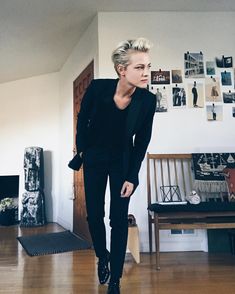 Brittenelle Fredericks, Style Androgyne, Tomboy Girls, Androgynous Women, Androgynous Hair, Gender Fluid Fashion, Lesbian Fashion, Tomboy Chic, Look Formal