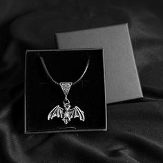 Cadena con pendiente de BAPHOMET Baby Bats, Punk Goth, Alternative Fashion, Pendant Necklaces, Labour Day, Jewelry Necklace Pendant, Bat, Beauty Book, Jewelry Necklaces