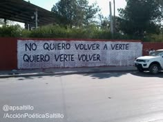 a car parked in front of a sign that says no quiero volvera ver