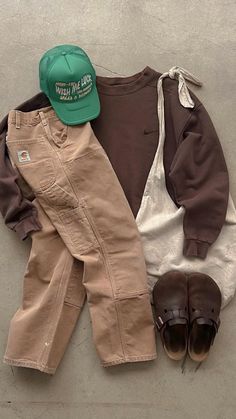 Tan Carhartt Pants Outfit, Mens Minimalist Fashion, Clog Outfit Fall, Boston Clogs Outfit, Fall Outfits Trendy, Clog Outfit, Workwear Vintage