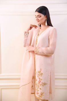 Soft pastel pink makes for this beautiful handmade formal, crafted in french knots, gotah, sequins and Dabka, a timeless three piece that is perfect for engagement, daytime nikkah and valima events.   Delivery Time: 4 to 8 weeks Fancy Suits, Eastern Wear, Agha Noor, Embroidery Suits Punjabi, Zardozi Work, Suit Ideas, Fancy Suit, Sandwich Cake, Pakistani Dresses Casual