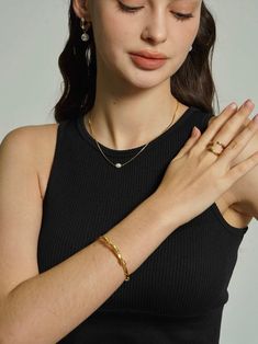 Experience the epitome of minimalist elegance with this delicate 18K gold plated chain, adorned with a single, lustrous pearl pendant. The necklace's simplicity is its charm, offering timeless sophistication. Minimalist Gold Chain Necklace With Pearl Charm, Minimalist Pearl Drop Necklace, Minimalist Everyday Pearl Necklace In 14k Gold, Minimalist Everyday 14k Gold Pearl Necklace, Minimalist Pearl Chain Necklace With Pearl Charm, Minimalist Pearl Charm Chain Necklace For Everyday, Minimalist Pearl Charm Chain Necklace, Minimalist Pearl Charm Necklace For Everyday, Chic Pearl Necklace With Delicate Chain For Everyday