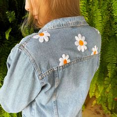 Embroidery On Jean Jackets, Jean Crafts, Embroidered Denim, Embroidery Art, Jean Jacket