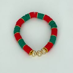 Christmas Color Block Bracelet - Designs by KB Christmas Bracelet Ideas, Christmas Fair Ideas, Christmas Jewelry Diy, Heishi Bracelets, Clay Bracelets, Diy Jewelry Making Tutorials, Friendship Bracelets With Beads, Bracelets Patterns, Bead Sizes