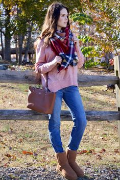 Classy simple pink sweater outfit fall casual street styles. Stylish chic light high waisted skinny jeans for women this winter. Fashion cozy short winter boots snow. Cool classic brown handbag ootd. #fallfashion #fallstyle #falloutfits #winterstyle #winteroutfits #ootd #streetstyle #springfashion Pink Sweater Outfit Fall, Pink Sweater Outfit, Blanket Plaid, Red Plaid Scarf, Perfect Winter Outfit, Sweater Outfits Fall, Boating Outfit, Uggs Outfit, Plaid Blanket