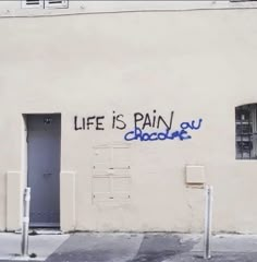 graffiti on the side of a building that says life is rain, chocolat