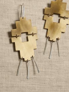 Our Teyha brass and silver-plated brass jewelry explores the geometric shapes found in textile traditions across the Southwest, reemerging as brass earrings finished with simple dangling sterling silver “feathers” and sculptural silver-plated bra Diy Earrings Beads, Bark Jewelry, Silk Marvel, Brass Jewellery Handmade, Aztec Earrings, Art Smith, Earrings Beads, Earrings To Make, Western Earrings