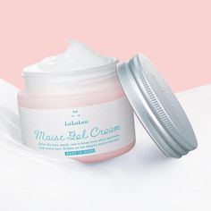 Lululun Moist Gel Cream a une texture douce et légère, mais ses ingrédients hautement hydratants retiennent l'humidité durable de la peau. Des détails: Marque : Lululun Poids : 289,0 g Fabriqué au Japon Sheet Face Mask, Curry Stew, Japan Products, Skin Care Face Mask, Skin Details, Skin Lotion, Hydrated Skin, Pamper Yourself, Matcha Latte