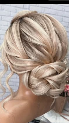 Ball Gown Wedding Hairstyles, Halter Dress Updo Hair, Loose Romantic Wedding Hair, Elegant Wedding Updos For Long Hair, 2024 Updo Hairstyles, Up Dos For Medium Hair Wedding, Bride Hair Long, Long Hair Updo For Wedding, Simple Bridal Updo