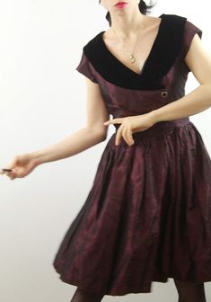 Beautiful vintage burgundi taffetà dress with tulle skirt. Black velvet collar and ribbons for a adorable back bow. Size 6-8 uk. Perfect conditions. All items are vintage and used. However they are all in good to excellent condition. Any defect is specified. Sometimes, small signs of use are to be considered normal. No exchanges and returns, but ask me everything you need! Vintage Velvet Party Dress, Vintage Burgundy Dress For Evening, Vintage Burgundy Evening Dress, Vintage Burgundy Party Dress, Burgundy Vintage Evening Dress, Vintage Fitted Velvet Dress, Fitted Vintage Velvet Dress, Velvet Vintage Dress For Vintage Events, Formal Purple Velvet Dress