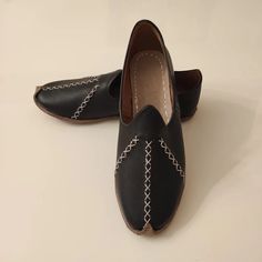 Black Unisex Handmade Yemeni Shoes Organic Leather - Etsy Womens Loafers, Barefoot Shoes, Buffalo Leather, Leather Mules, Shoes Leather, Handmade Shoes, Shoe Size Chart, Leather Slip Ons, Loafers For Women