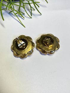 Imposing rhinestone gold-tone metal earrings and cabochon imitation pearls. Jacky from G Paris. Made in the 1980s. These loops will be carefully packaged and sent in followed letter. More vintage earrings here! https://www.etsy.com/fr/shop/PittsBroc?section_id=20817175 Vintage Yellow Gold Clip-on Earrings For Party, Vintage Jeweled Metal Clip-on Earrings, Formal Jeweled Metal Clip-on Earrings, Gold Jeweled Clip-on Earrings For Formal Events, Gold Jeweled Clip-on Earrings For Formal Occasions, Gold Jeweled Evening Clip-on Earrings, Formal Gold Jeweled Clip-on Earrings, Vintage Metal Clip-on Pearl Earrings, Vintage Gold Clip-on Pearl Earrings