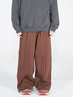 This is a trendy and minimal pants by FUTURE LAB that is made out of high quality and sturdy material. With distinctive mood of the design and comfortable wear, you can style it for your casual daily outfit.- Elastic waistband with string- Unique vertical taping and seams detail- Embroidery detail on the left leg Baggy Brown Long Pants, Baggy Brown Ankle Pants, Baggy Brown Bottoms With Elastic Waistband, Brown Ankle-length Pants With Elastic Waistband, Brown Trousers With Elastic Waistband, Relaxed Fit Brown Bottoms For Fall, Brown Straight Pants With Elastic Waistband, Brown Cotton Parachute Pants For Fall, Baggy Brown Trousers