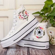 Platform Converse for Wedding, Bridal Sunflowers Embroidered Converse High Tops, Sunflowers Embroidery Sneakers for Bride, Wedding Gift for Couple, Sunflowers Embroidered Sneakers 💚 Immerse yourself in the intricate craftsmanship as we lovingly hand embroider rustic flowers onto your chosen Converse pair 💚 🌿 The listed price encompasses both the Converse Shoes and the showcased Embroidery Designs. 1. MANUFACTURING PROCEDURE 🌿 Upon receiving your order, we initiate the shoe preparation proces Converse With Flowers, Converse For Wedding, Sneakers For Bride, Sneakers Wedding, Embroidery Sneakers, Converse Chuck 70s, Embroidered Sneakers, Shoes For Bride, Embroidered Converse