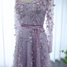 Gönnen Sie sich Luxus und Eleganz mit dem fuchsiafarbenen Abendkleid Dreamy Vow 2024 Luxury Dubai. Das aufwendige gewellte Design und der atemberaubende Überrock verleihen diesem Kleid mit hohem Schlitz einen Hauch von Glamour, perfekt für jeden formellen Anlass. Tauchen Sie mit diesem exquisiten, arabisch inspirierten Kleid in die reiche Kultur Dubais ein. Elegant Floral Applique Ball Gown For Parties, Party Ball Gown With Floral Applique, Wedding Gown With Floral Applique In Floor-length, Floral Applique Ball Gown For Banquets, Floral Applique Ball Gown For Banquet, Floor-length Ball Gown With Floral Applique For Party, Formal Evening Dress With Floral Applique For Prom, Floral Applique Floor-length Evening Dress For Party, Floor-length Floral Applique Gown For Banquet