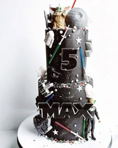 a star wars themed birthday cake with the number five on it