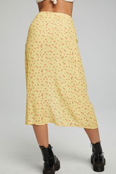 The boho life is the best life. Reach for our Women's Belle Midi Skirt for your daily dose of florals, flair and good vibes! Snatch the matching top to make it a total mood. Style with matching top (sold separately). Color: Anise Flower, pale yellow Women's Belle Midi Skirt Kinney Rayon Fabric Content: 55% Viscose 45% Rayon Model is 5'9" and wearing a size small Imported Style: CW9482-CHA7128-ANFLWR Anise Flower, Mood Style, Boho Life, Yellow Skirt, Midi Length Skirts, Men Fits, Feminine Look, Rayon Fabric, Matching Top