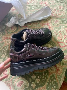 my fav shoes ever Unif Trail Shoes, Skechers Jammers Outfit, Indie Shoes Aesthetic, Sketchers Jammers Outfit, Cute Sneakers Aesthetic, Winter Shoes Aesthetic, Aesthetic Trainers, Sketchers Jammers, Bulky Shoes