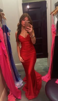 Este vestido de fiesta largo, confeccionado por expertos con un diseño de escote en V rojo y corte sirena, es una opción espectacular para cualquier ocasión especial. Su corte favorecedor y su estilo elegante te harán destacar entre la multitud. Haz una declaración con este vestido glamoroso y sé la reina del baile.

 Detalles:

 Estilo de vestido: sirena

 Color: Rojo

 Escote: escote en V

 Mangas: Sin mangas

 Estilo de espalda: Cremallera Tight Elegant Prom Dresses, Red Fitted Prom Dress Long, Cute Long Red Dresses, Red Prom Dresses Long Fitted, Mermaid Style Prom Dresses Classy, Red Corset Prom Dresses Long, Prom Inspo 2024, Red Hair Prom Dress, Res Prom Dress