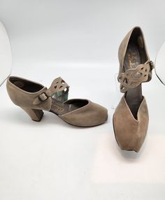 1940s Sz:6N Grey Seude Trellis Cut Out Strap Heel Pump Babydoll  Brand: Paradise Shoes Measurements: Interior Length: 9 5/8" Interior Width: 2 3/4" Exterior Width: 3 1/8" Heel Length: 2 3/4" Condition: Shoe is in vintage condition. Shoe was stored with shoe tree and morphed the sole. Does not effect wearability. Suede is still soft and in good condition. Shoe is still very wearable. Please see photos for reference. Vintage Fitted Closed Toe Mary Janes, Vintage Low Heel Fitted Mary Janes, Vintage Low Heel Mary Janes, Vintage Mary Janes With Low Heel, Vintage Fitted Mary Janes For Formal Occasions, Retro Round Toe Mary Janes For Evening, Formal Retro Closed Toe Mary Janes, Retro Formal Mary Janes With Closed Toe, Retro Evening Mary Janes With Round Toe