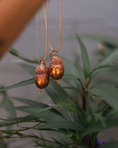 Este collar está formado con una bellota real, conservada en cobre con técnica de electroformado. Puedes adaptarlo a tu cuello y llevarlo de diferentes formas. Debido a que la bellota es real, puede ser ligeramente diferente de las fotos originales, pero siempre tendrá un tamaño muy similar. Bridal Circlet, Copper Necklace Pendant, Homescreen Widgets, Acorn Necklace, Elven Jewelry, Natural Jewelry, Pretty Fabric, Copper Necklace, Nature Jewelry