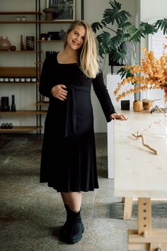 Looking for a perfect pregnancy dress? 🤰🏼 The kind that fits during pregnancy and flatters your growing belly, but is stylish at the same time?TISU designed a maternity dress that's perfect for office work and for casual outings, with a long life span - from pregnancy to breastfeeding. For breastfeeding, there's a two-way zip under the bust. TISU's maternity dress has a beautiful drape and a slightly flared hem. The dress has a modern square neckline. The dress has long, flared sleeves and a b Elegant Bump-friendly Maternity Dress, Elegant Nursing-friendly Maternity Dress, Elegant Maternity Dress Nursing Friendly, Maternity Black Dress Bump Friendly, Maternity Black Bump Friendly Dress, Maternity Black Bump-friendly Dress, Black Maternity Dress Bump Friendly, Fitted Black Maternity Dress, Black Bump Friendly Maternity Dress