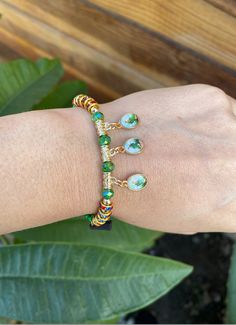 Muchas personas usan esta pulsera de hilo para tener suerte y protección. Hecha de hilos verdes, esta pulsera tiene una larga historia de ser usada por personas para dar buena suerte. Esta pulsera de San Judas te traerá buena fortuna y te mantendrá a salvo del mal.

 Esta pulsera de hilo verde te protege de los daños y las desgracias. San Judas es símbolo de suerte, prosperidad y buena fortuna.

 Se cree que el lado izquierdo del cuerpo es el lado receptor, por lo que usarlo en el lado izquierdo permite recibir buenas fortunas y suerte. Puede comprar un amuleto bendito o comprarlo simple y usarlo tal como está sin que se le cobre.


 PULSERA LISA: Se vende tal cual pulsera lisa.
 BENDECIDO: Esta pulsera ha sido bendecida y orada para energizar el talismán e impartir al usuario una prote Green Bangle Friendship Bracelets, Traditional Green Friendship Bracelets, Green Bohemian Braided Bangle Bracelet, Bohemian Green Braided Bangle Bracelet, Green Hand-strung Friendship Bracelets, Green Bangle Friendship Bracelets As Gifts, Green Hand-strung Bracelets For Friendship, Green Bracelets For Friendship, Spiritual Hand Wrapped Green Friendship Bracelets