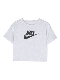 white cotton blend logo print to the front cropped round neck short sleeves straight hem Tshirt Nike, Slay Girl, T Shirt Crop Top, Kids Tshirt, Logo Items, Nike Tshirt, Nike Kids, Grey Nikes