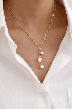 Named after our designer Jennifer who gave birth to triplets this year. Timeless allure takes center stage with this exquisite pearl necklace featuring three lustrous pearls. Meticulously handcrafted, the triple pearl drop pendant adds an extra layer of elegance to your neckline. Unique Pearl Jewelry, Pearl Drop Pendant, Pearl Drop Earrings Gold, Gold Pearl Bracelet, Pearl Charm Necklace, Pearl Drop Necklace, Gemstone Earrings Gold, Watercolor Tips, Pearl Gemstone